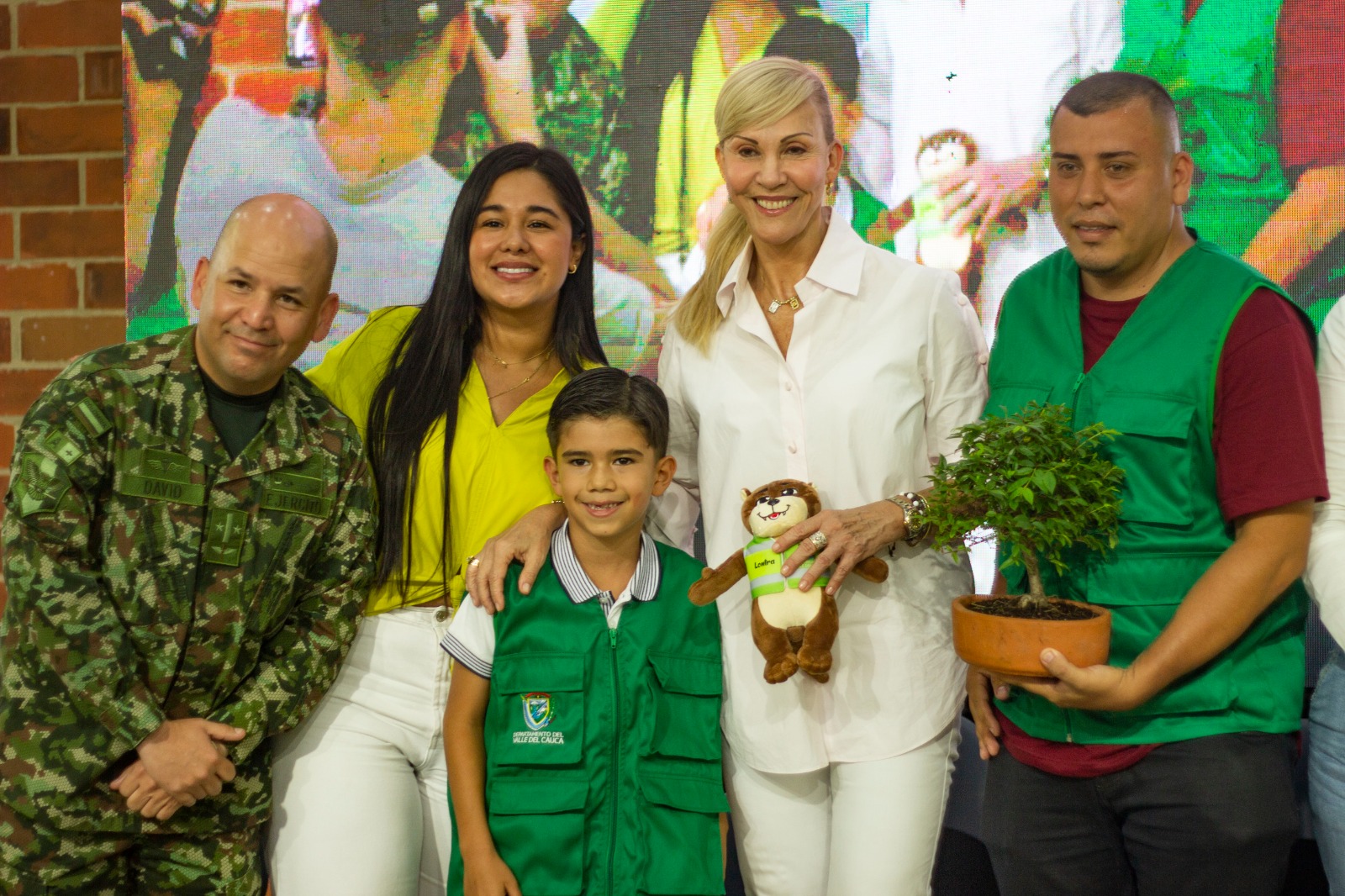 noticias-y-eventos---v2/gobernadora-del-valle-del-cauca-lanzo-el-programa-de-educacion-ambiental-comunitario-en-el-parque-natural-regional-el-vinculo-en-buga